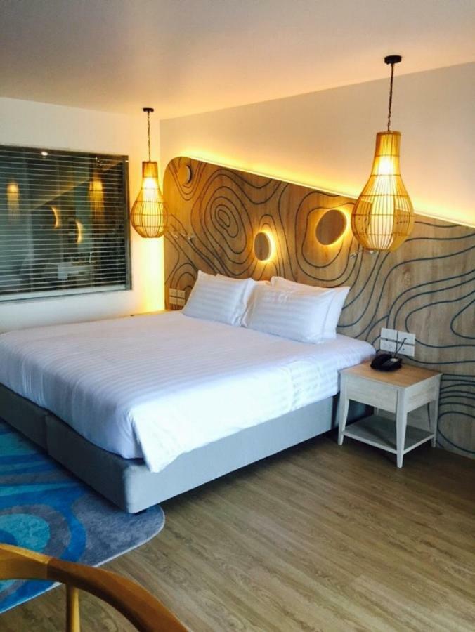 Liv Hotel Phuket Patong Beachfront Exterior foto